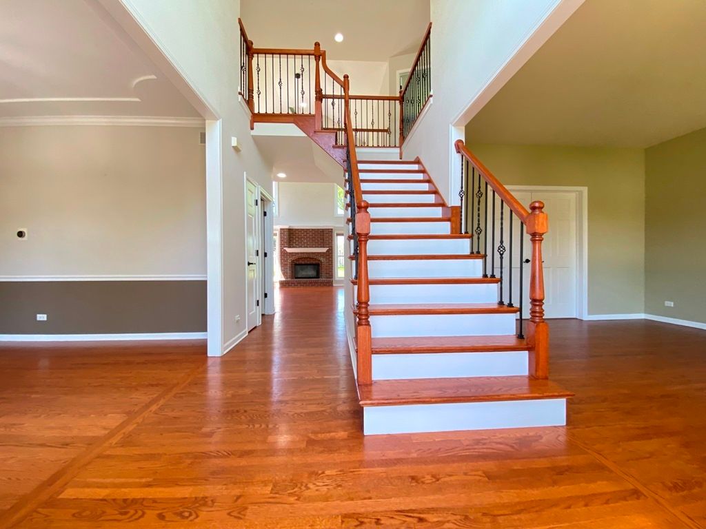Image 2 of property listing at 720 KENDRIDGE Court, Aurora, IL 60502