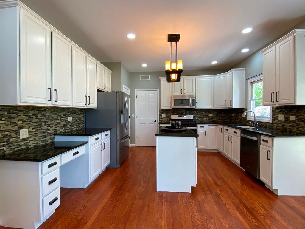 Image 12 of property listing at 720 KENDRIDGE Court, Aurora, IL 60502