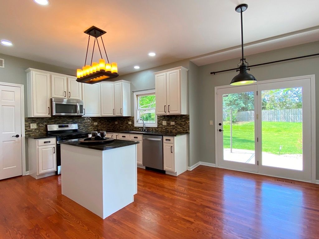 Image 13 of property listing at 720 KENDRIDGE Court, Aurora, IL 60502