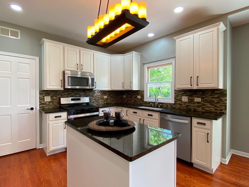 Image 14 of property listing at 720 KENDRIDGE Court, Aurora, IL 60502