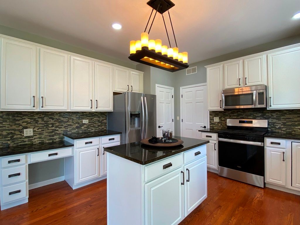 Image 15 of property listing at 720 KENDRIDGE Court, Aurora, IL 60502