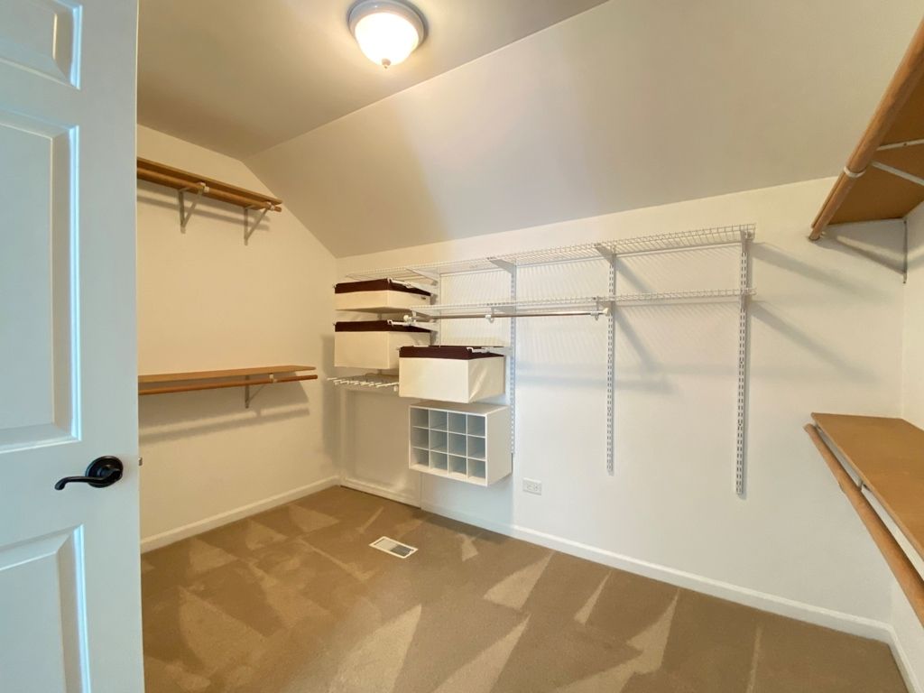 Image 32 of property listing at 720 KENDRIDGE Court, Aurora, IL 60502