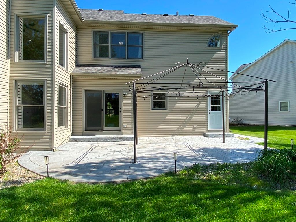 Image 50 of property listing at 720 KENDRIDGE Court, Aurora, IL 60502