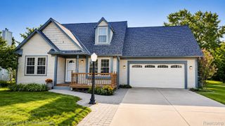 302 Oxford Lake Drive, Oxford Village, MI 48371
