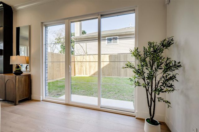 2011 Hopkins Street, Houston, TX 77006