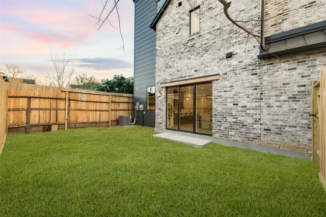 2011 Hopkins Street, Houston, TX 77006