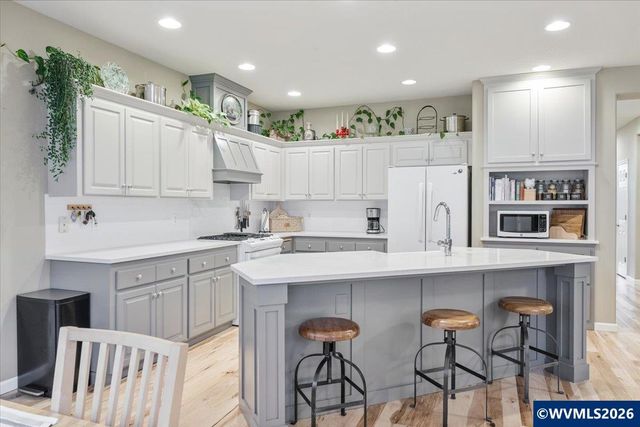 903 Eisenhower Dr NW, Salem, OR 97304