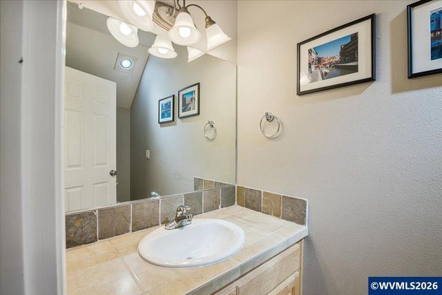 903 Eisenhower Dr NW, Salem, OR 97304