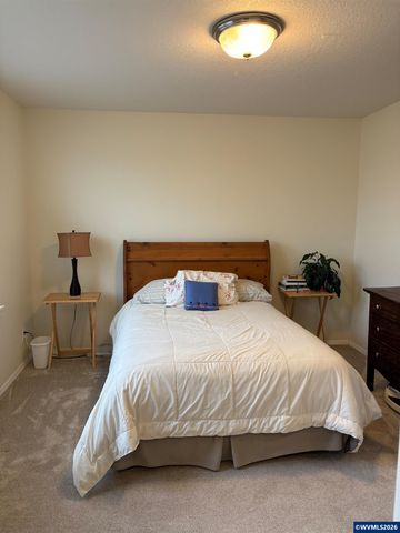 903 Eisenhower Dr NW, Salem, OR 97304