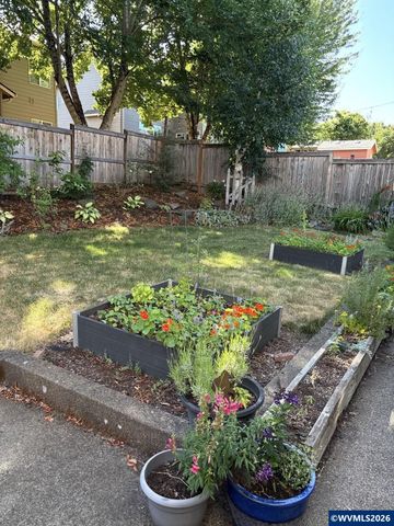 903 Eisenhower Dr NW, Salem, OR 97304