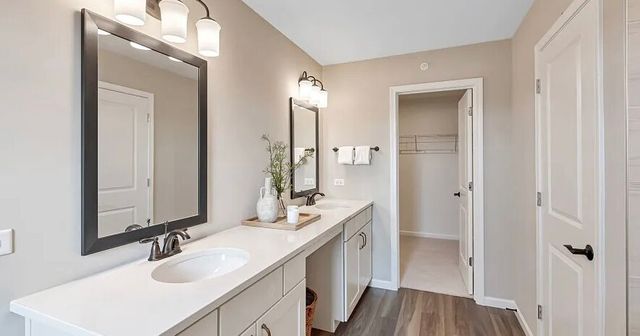 2635 Lohan Way 1, Hoffman Estates, IL 60192