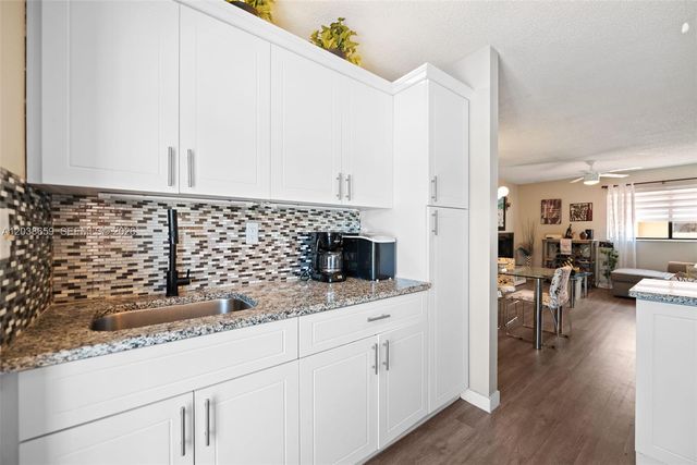 2770 W 60th Place 202, Hialeah, FL 33016