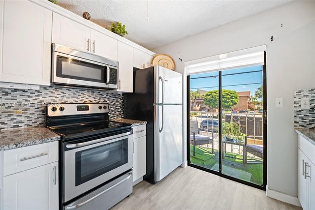 2770 W 60th Place 202, Hialeah, FL 33016