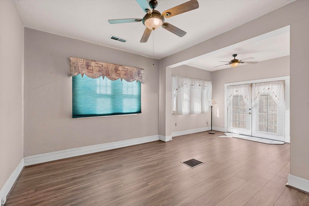 Image 26 of property listing at 215 9th Street NW, Albuquerque, NM 87102