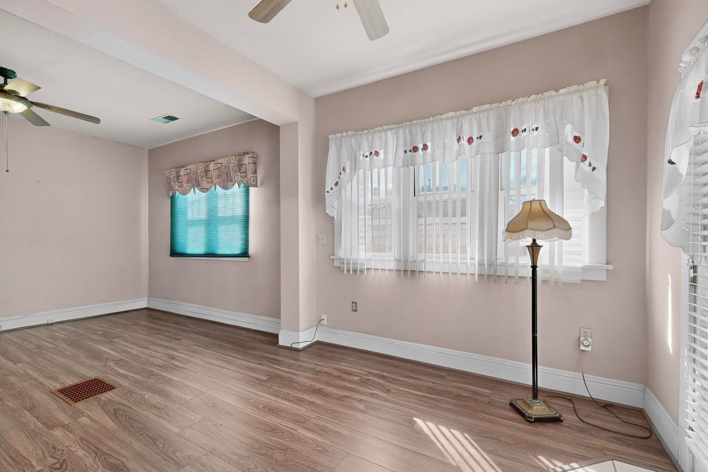 Image 29 of property listing at 215 9th Street NW, Albuquerque, NM 87102