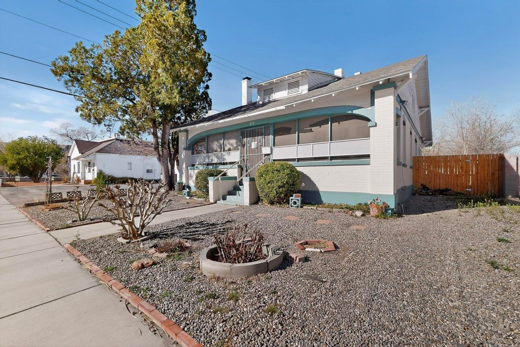Image 3 of property listing at 215 9th Street NW, Albuquerque, NM 87102
