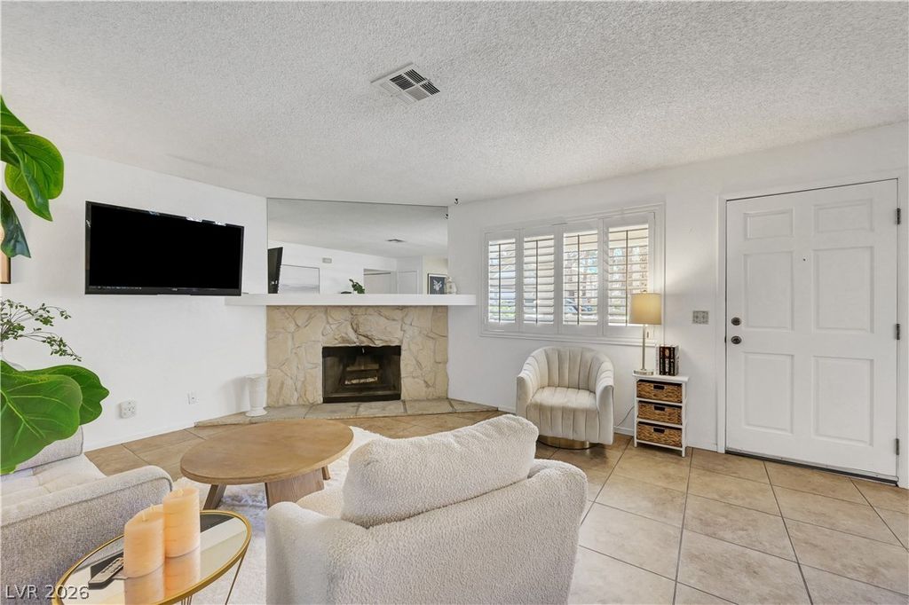 1108 North Cimarron Road 101, Las Vegas, NV 89128 — photo 2