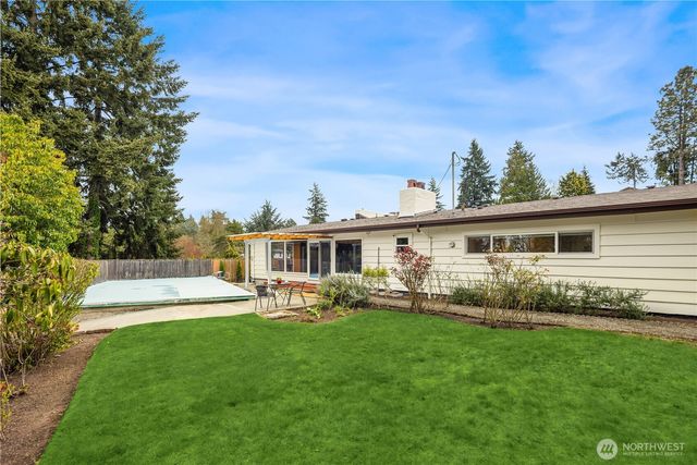 9750 SE 41st Street, Mercer Island, WA 98040