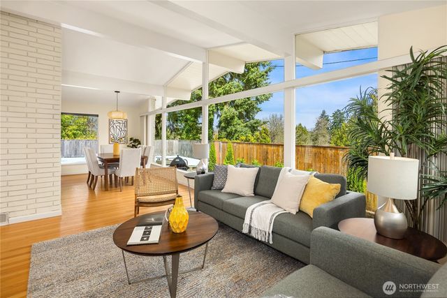 9750 SE 41st Street, Mercer Island, WA 98040