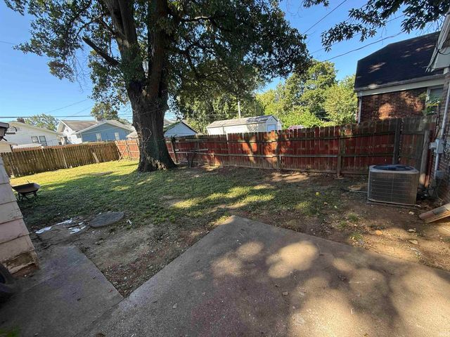 1045 Bayard Park Drive, Evansville, IN 47714