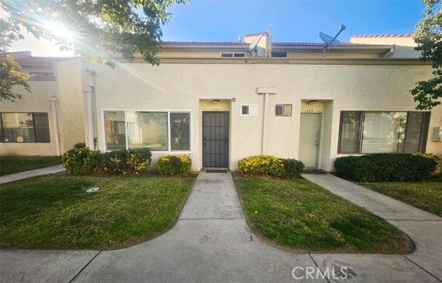 1337 W Latham, Hemet, CA 92543