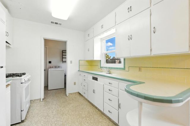 704 S Hutchins St, Lodi, CA 95240