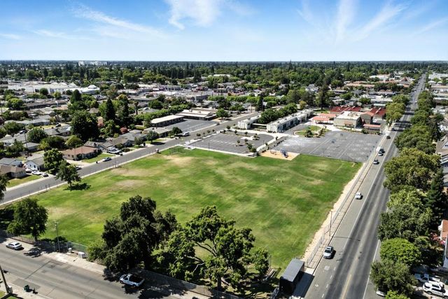 704 S Hutchins St, Lodi, CA 95240