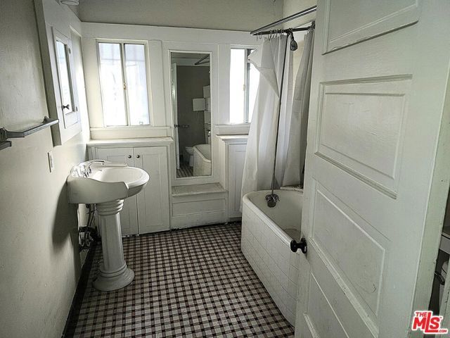 4305 S Flower Street, Los Angeles, CA 90037