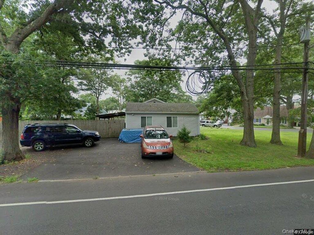 56 Dix Hills Rd, Huntington Station, NY 11743