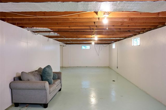 303 N 19th Avenue W, Newton, IA 50208