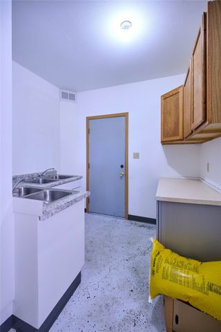 303 N 19th Avenue W, Newton, IA 50208