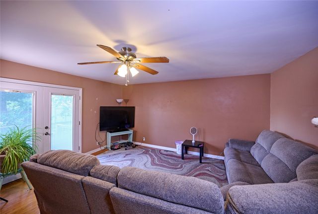 303 N 19th Avenue W, Newton, IA 50208