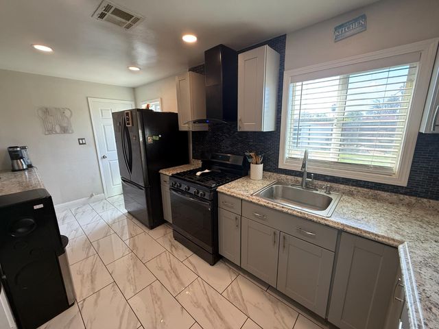 2445 N Millbrook Avenue, Fresno, CA 93703