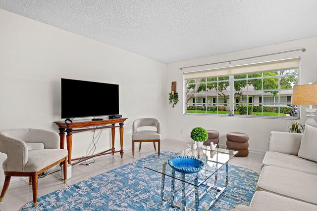 10098 S 40th Drive S, Boynton Beach, FL 33436