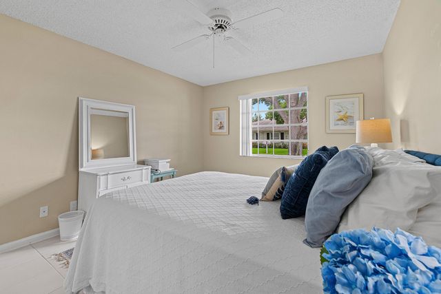 10098 S 40th Drive S, Boynton Beach, FL 33436