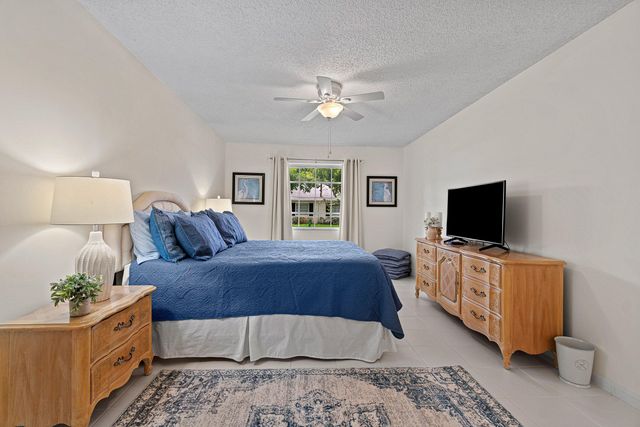 10098 S 40th Drive S, Boynton Beach, FL 33436