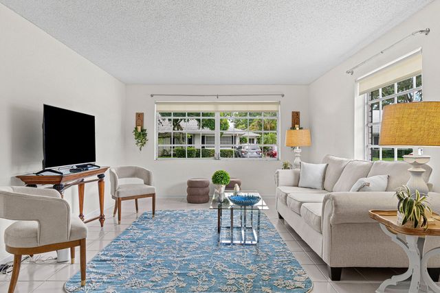 10098 S 40th Drive S, Boynton Beach, FL 33436
