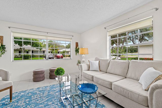 10098 S 40th Drive S, Boynton Beach, FL 33436