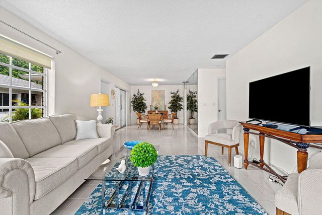 10098 S 40th Drive S, Boynton Beach, FL 33436