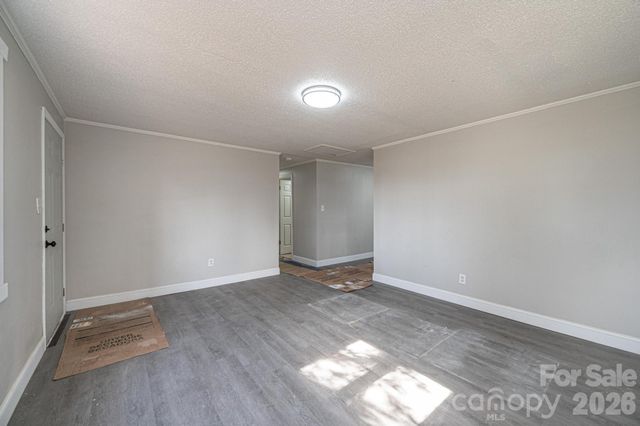 25 N Davis Avenue, Newton, NC 28658