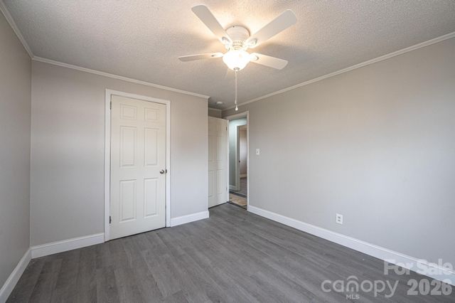 25 N Davis Avenue, Newton, NC 28658