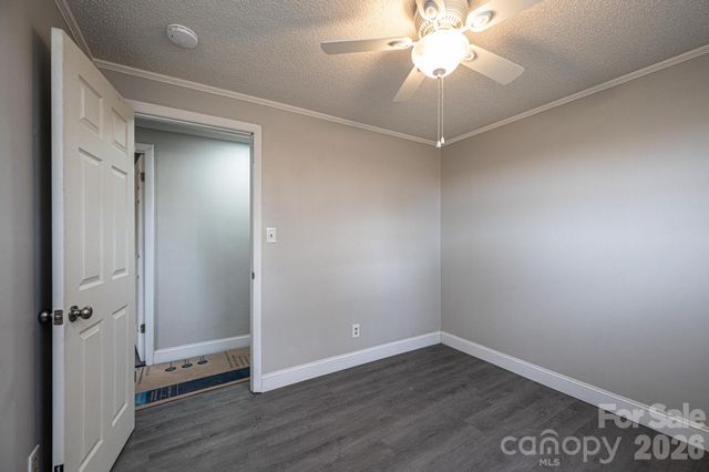 25 N Davis Avenue, Newton, NC 28658