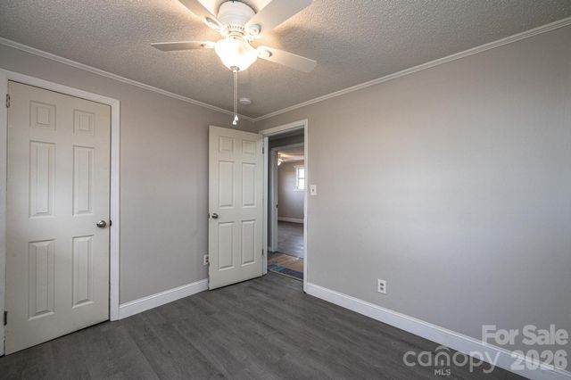 25 N Davis Avenue, Newton, NC 28658