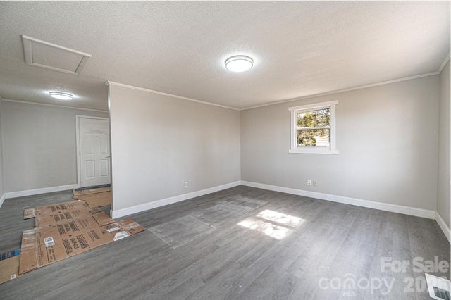 25 N Davis Avenue, Newton, NC 28658