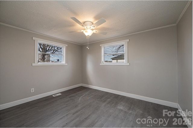 25 N Davis Avenue, Newton, NC 28658