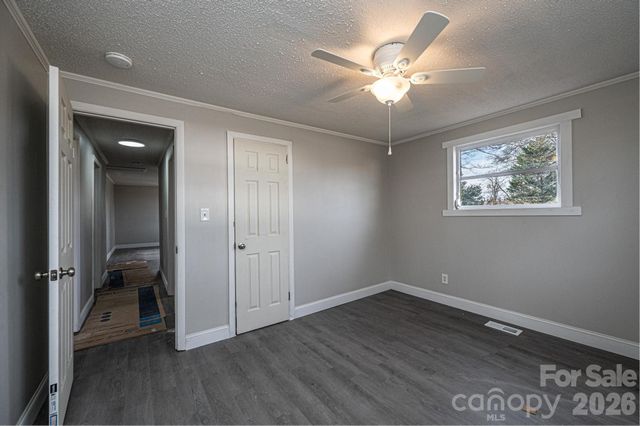 25 N Davis Avenue, Newton, NC 28658