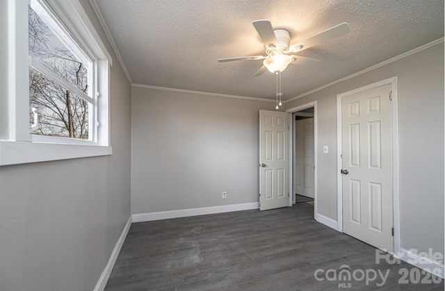 25 N Davis Avenue, Newton, NC 28658