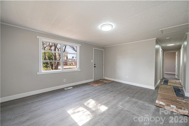 25 N Davis Avenue, Newton, NC 28658