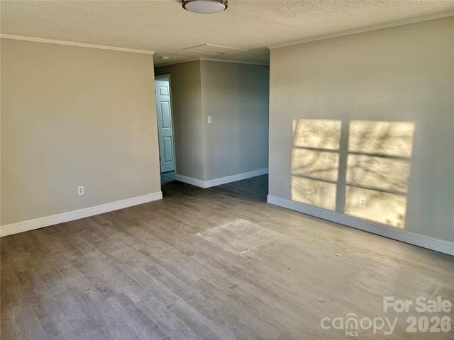 25 N Davis Avenue, Newton, NC 28658