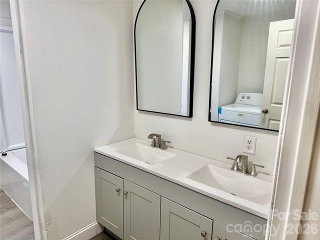 25 N Davis Avenue, Newton, NC 28658